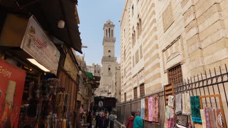 Artesanía-Local-Típica-En-La-Calle-Comercial-Peatonal-Con-La-Mezquita-Al-azhar-En-El-Fondo,-La-Ciudad-De-El-Cairo-En-Egipto