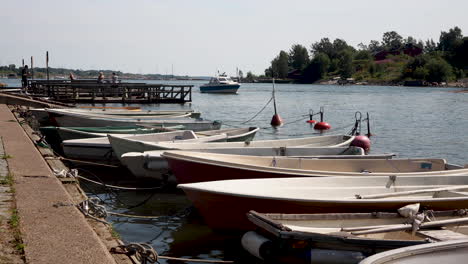 Barcos-Atracados-En-El-Puerto-De-Helsinki-En-Un-Día-Tranquilo-Y-Soleado,-Posibilidad-Remota