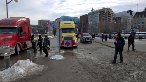 Camioneros-No-Iniciados-Escoltados-Por-La-Policía-Canadiense-En-Ottawa,-Ontario