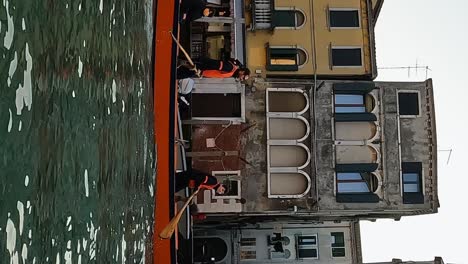 Team-Aus-Vier-Ruderern,-Die-Das-Rudern-Auf-Dem-Venezianischen-Kanal-Von-Venedig-In-Italien-Trainieren
