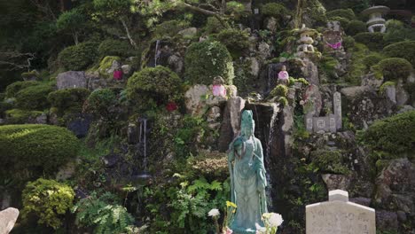 Santuario-De-La-Montaña-Cubierta-De-Musgo-En-Kinosaki-Onsen,-Hyogo-Japón