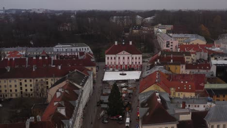 Drohnenaufnahme-Des-Stadtzentrums-Und-Des-Rathauses-Von-Tartu-Sowie-Eines-Kleinen-Teils-Des-örtlichen-Flusses