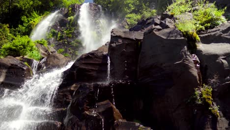 Der-Neblige-Niña-Encantada-Wasserfall-Strömt-Tagsüber-über-Felsen,-Umgeben-Von-Grünem,-Dichtem-Regenwald,-In-Liquiñe,-Chile