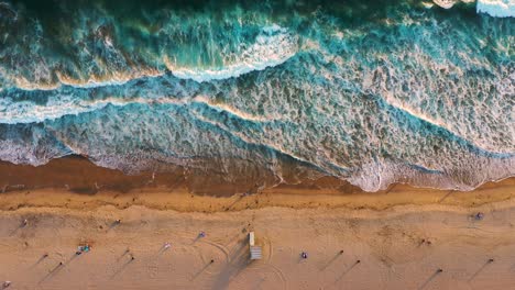 Topdown-Eines-Tropischen-Strandes-Mit-Schäumenden-Wellen-Am-Manhattan-Beach-In-Kalifornien,-Vereinigte-Staaten