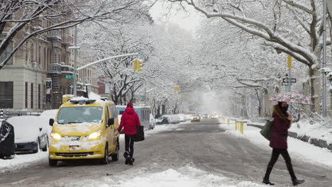 Persona-Toma-Un-Taxi-En-La-Ciudad-De-Nueva-York-Durante-La-Nieve