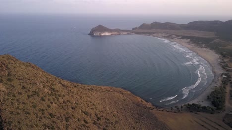 Vista-Aérea-De-Drones-De-La-Bahía-De-La-Playa-De-Genoveses-En-Almería