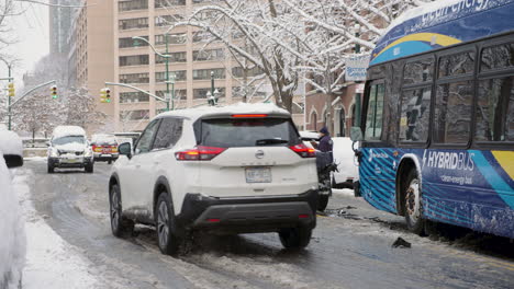Los-Autos-Pasan-Por-La-Escena-Del-Accidente-En-La-Ciudad-De-Nueva-York-En-Un-Día-Nevado