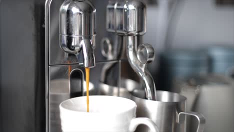 Superzeitlupe-Einer-Espressomaschine,-Die-Kaffee-Einschenkt