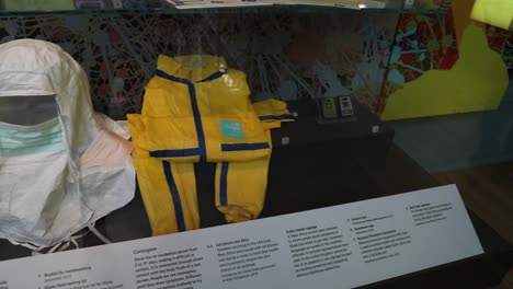 Toma-Panorámica-Del-Equipo-De-Protección-Utilizado-Durante-El-Brote-De-ébola-En-Exhibición-En-El-Museo-Nacional-De-Escocia