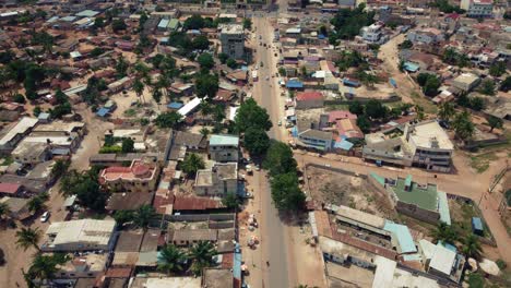 Filmische-Luftaufnahme-Der-Straßen-Der-Afrikanischen-Stadtviertel-Mit-Verkehr,-Lomé,-Afrika