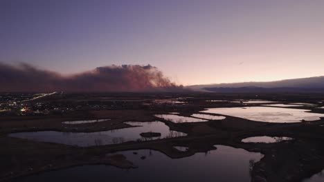Drohne-Luftaufnahme-Von-Marshall-Fire-In-Boulder-County,-Colorado-Wildfire-Rauch-Zur-Abendzeit