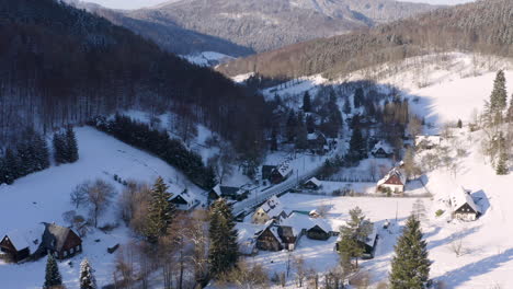 Malerisches-Tschechisches-Dorf-In-Einem-Winterlichen-Gebirgstal,-Hütten-Im-Schnee