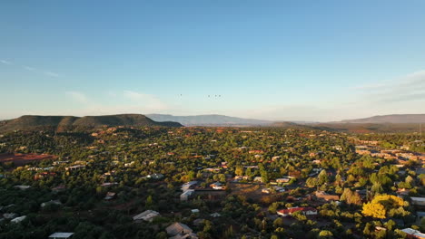 Kinoweite-Luftaufnahme-Von-Bergen-Und-Häusern-In-Sedona,-Arizona