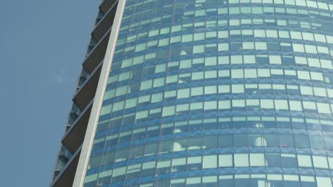 Kippen-Sie-Den-Fensterputzer,-Der-An-Einer-Glasfassade-Eines-Modernen-Wolkenkratzers-In-Santiago,-Chile,-Hängt