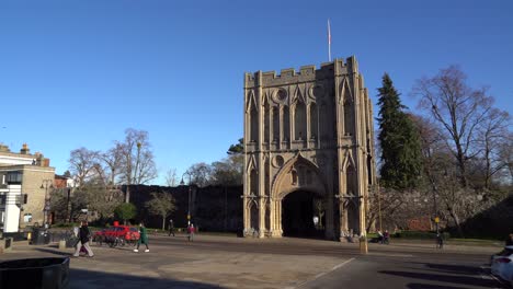 Das-Abteitor-Ist-Ein-Historisches-Denkmal-Und-Ein-Eingang-Zu-Den-Abteigärten-In-Bury-St.-Edmunds,-Großbritannien