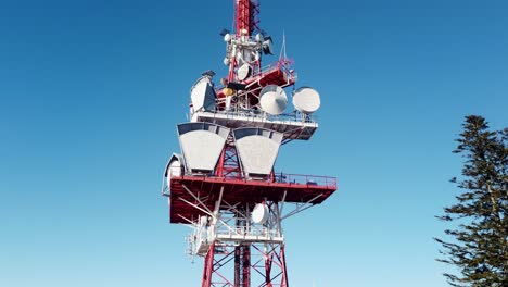 Telekommunikations--Und-Funkturm-Von-Österreich-Mit-Satellitenscheibe-Herum