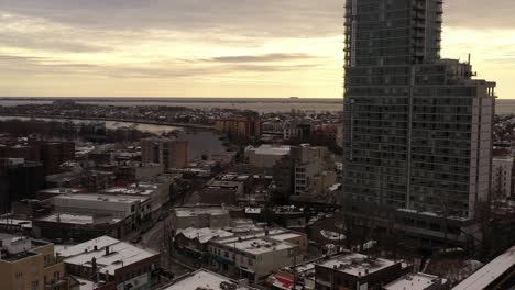 Eine-Luftaufnahme-Des-Avalon-Brooklyn-Bay-Apartmentgebäudes-In-Brooklyn-In-Der-Nähe-Der-U-Bahn-Station-An-Einem-Bewölkten-Wintertag