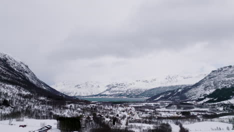 Der-Drohnenflug-Zeigt-Die-Raue,-Verschneite-Winterlandschaft-Des-Norwegischen-Tals