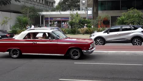 Rojo-Y-Blanco-1962-Chevrolet-Impala-En-Sao-Paulo,-Brasil