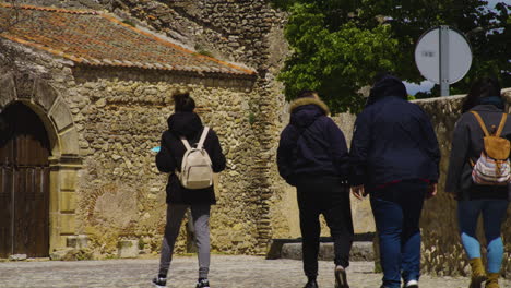 Turistas-Paseando-Por-La-Ciudad-Medieval-De-Pedraza-En-Segovia,-España