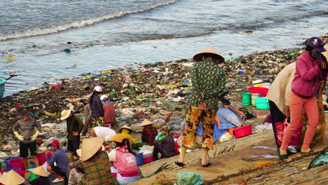Vietnamesische-Dorfbewohner-Versammeln-Sich-Am-Verschmutzten-Strand-Voller-Müll