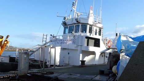 Island-Reach-Fischkutter,-Der-Im-Walisischen-Hafen-Vor-Anker-Liegt-Und-Darauf-Wartet,-Aus-Nächster-Nähe-Abzufahren