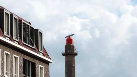 Windmühle-Mit-Ikonischen-Holländischen-Häusern-Und-Bewölktem,-Aber-Blauem-Himmel
