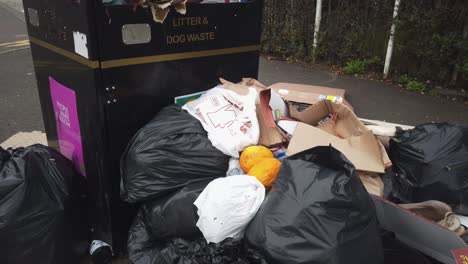 Ein-Mülleimer-In-Glasgow,-Umgeben-Von-Müllsäcken