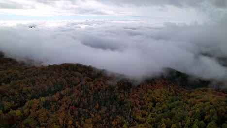 Wolken-Aus-Der-Luft,-Boone-NC,-North-Carolina,-Wehender-Fels-Mit-Herbstfarben