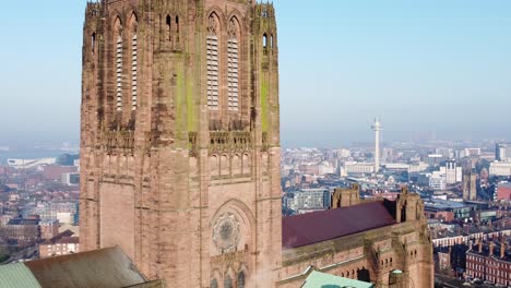 Liverpool-Anglikanische-Kathedrale-Historisches-Gotisches-Wahrzeichen-Luftgebäude-Skyline-Der-Stadt-Absteigend