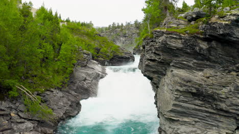 Gebirgsfluss-Mit-Starker-Strömung-Und-Felsen-In-Stryn,-Norwegen---Drohnenaufnahme-Aus-Der-Luft