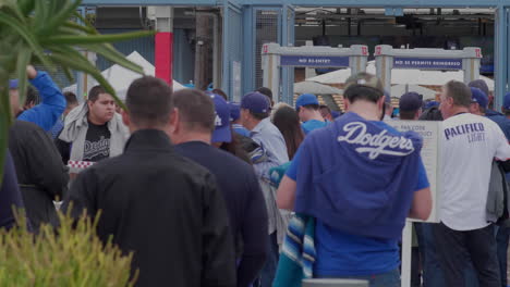 Fans-Von-Los-Angeles-Dodgers-Betreten-Das-Dodger-Stadion,-Um-Das-Baseballspiel-Zu-Sehen