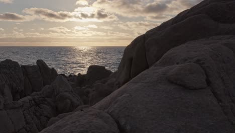 Enthüllen-Sie-Eine-Aufnahme-Des-Ozeans-Bei-Sonnenuntergang