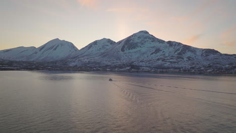 Über-Dem-Fjord-Auf-Kvaløya,-Troms-Fliegen?