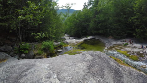 4k-Stationärer-Schuss-Maine-Wald-Wildnis-Stepp-Wasserfall-Wanderweggebiet-Mit-Kaskaden-Und-Wasserfällen-Mit-Großen-Kristallklaren-Wasserbecken-Zum-Schwimmen
