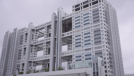 Tokyo-TV-building,-4k-Pan-Establishing-Shot,-Japan