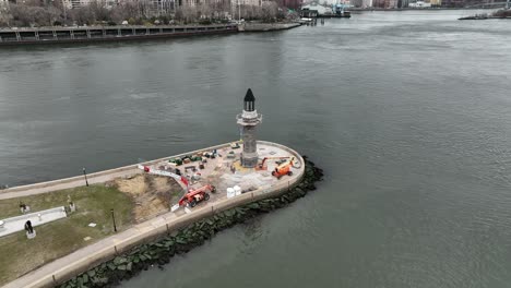 An-aerial-view-of-the-Roosevelt-Island-lighthouse-on-a-cloudy-day