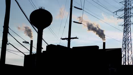 Fabriksilhouette-Mit-Großem-Turm-Und-Zwei-Rohren,-Rauchverschmutzung