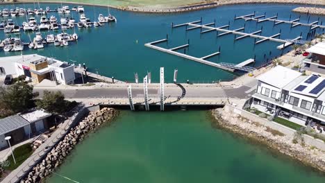 Port-Coogee-Marina-Bridge-–-Nach-Unten-Geneigte-Luftaufnahme-über-Neuen-Liegeplätzen