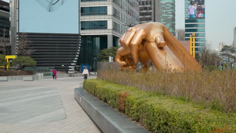 Famosa-Estatua-De-Estilo-Gangnam-Con-Un-Anuncio-En-Pantalla-Led-En-El-Centro-Comercial-Coex-En-Seúl,-Corea-Del-Sur