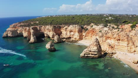 Toma-Aérea-De-Las-Playas-Escondidas-A-Lo-Largo-De-La-Costa-Sur-Del-Algarve,-Portugal