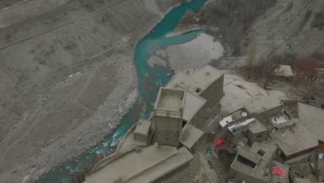 Luftaufnahmen-über-Den-Dächern-Eines-Abgelegenen-Dorfes-Im-Hunza-Tal-Am-Fluss