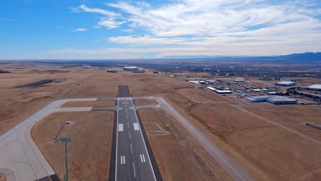 Vuelo-De-Avión-Sobrevolando-El-Extremo-Sur-De-La-Pista-En-El-Aeropuerto-De-Colorado-Springs
