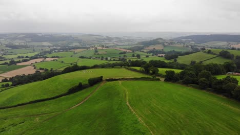 Luftaufnahme-über-Der-Landschaft-Von-East-Devon,-Die-Die-Täler-Der-Blackdown-Hills-Zeigt