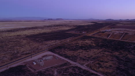 Arizona-Blue-Hour-Ländliche-Landschaft-über-Feldern-Und-Stromversorgungsstation,-Drohne-Steigt-Auf