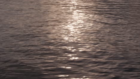 Abstrakte-Reflexion-Der-Sonne-Im-Wasser,-Perfekt-Für-Den-Hintergrund