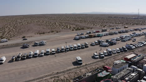Vista-Aérea-De-Camiones-Estacionados-En-Un-Desierto-De-Arizona