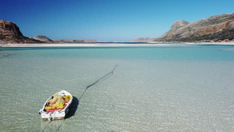 Playa-De-Arena-Blanca-Con-Laguna-Azul-Turquesa-En-La-Isla-De-Creta,-Grecia
