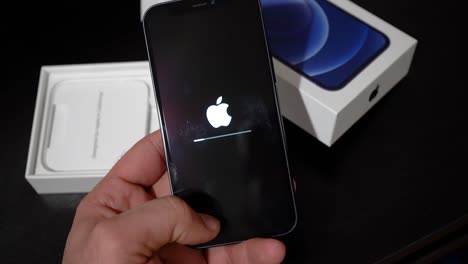 Nahaufnahme-Eines-Software-Updates-Auf-Apples-Neuem-Smartphone-IPhone