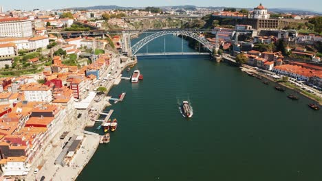 Toma-Aérea-De-Drones-Del-Puente-Luis-I,-El-Río-Douro-Y-La-Ciudad-De-Porto,-En-Portugal